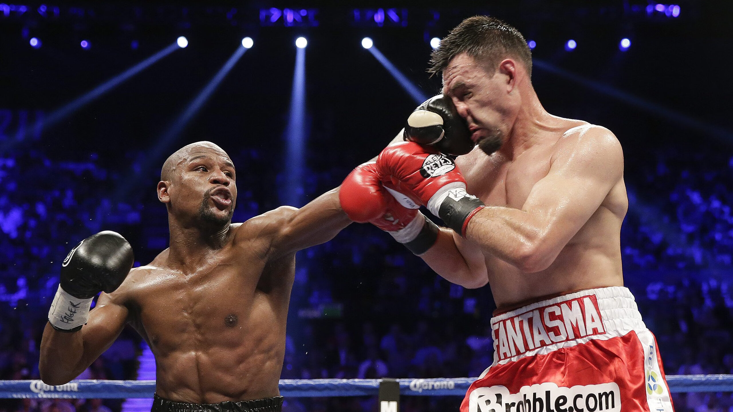 莱万一手掌控比赛走势，德国力量完胜里昂