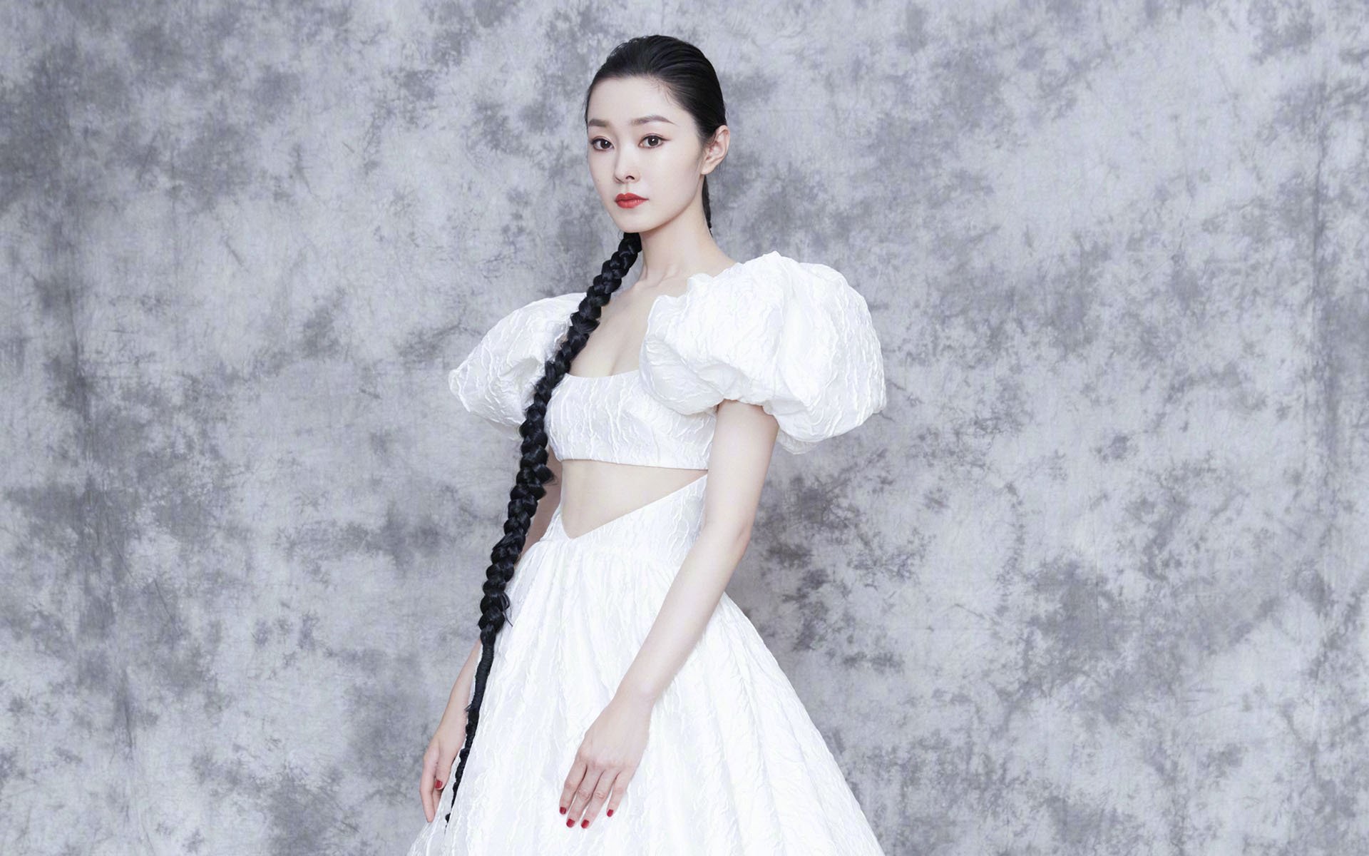 双赛道之战，当恩比德的方向盘被点燃，活塞在硬地赛道完成超车